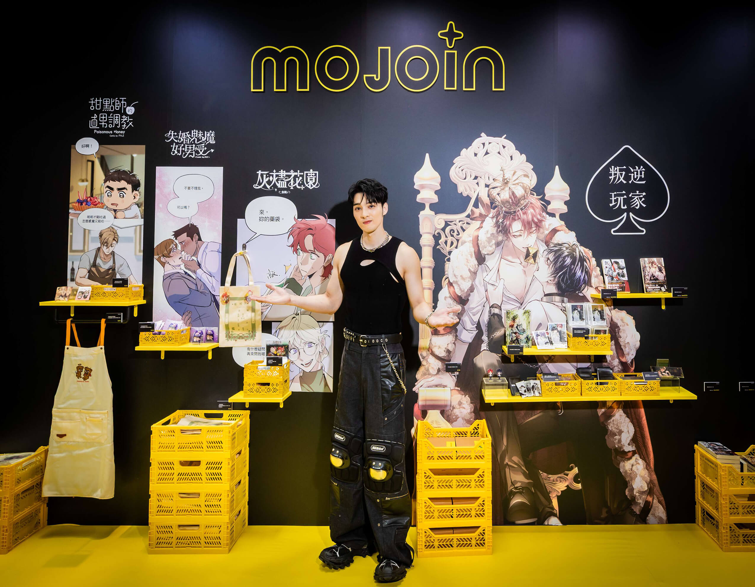 黃偉晉帶逛翻閱MOJOIN百萬點閱人氣作品。